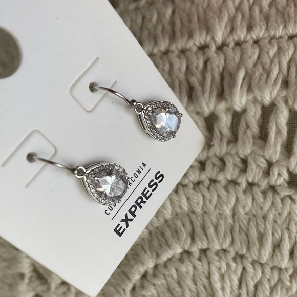 🌺 SOLD 🌺 NWT Silver Faux Diamond Earrings - Picture 4 of 7